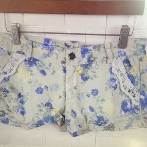 Floral Lace-Trim Cotton Shorts in Cream and Blue